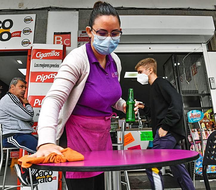 Mesas que comen aceras en Arucas