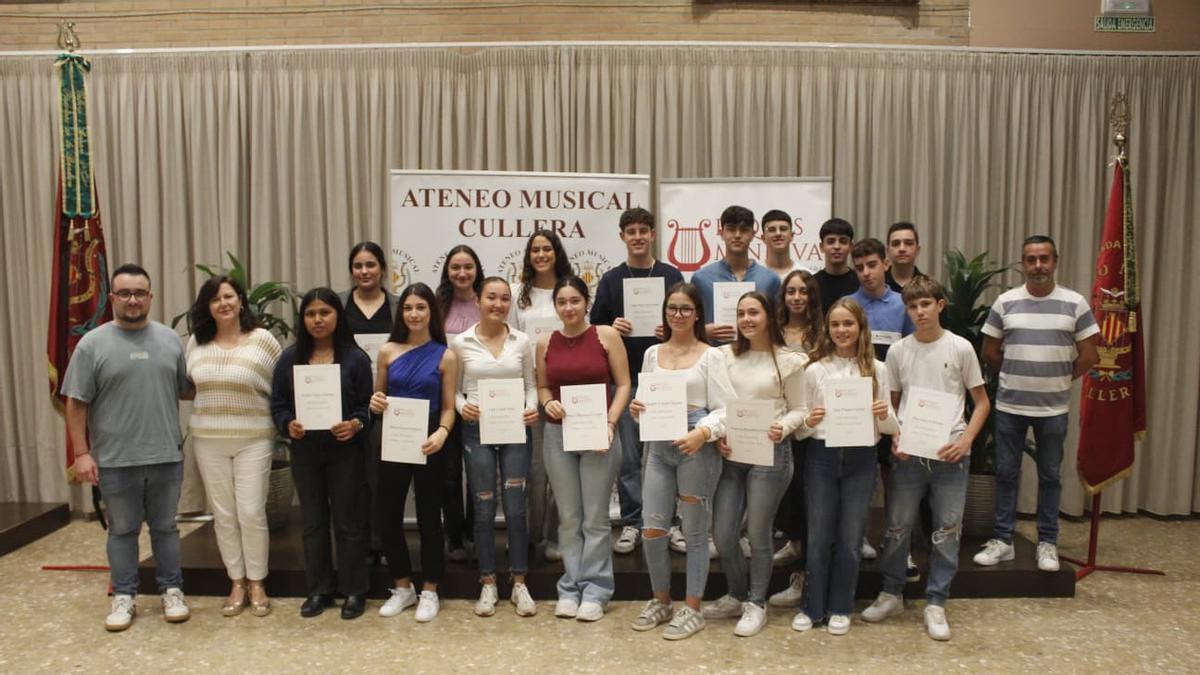 Alumnos becados por el Ateneo Musical de Cullera en la pasada convocatoria.