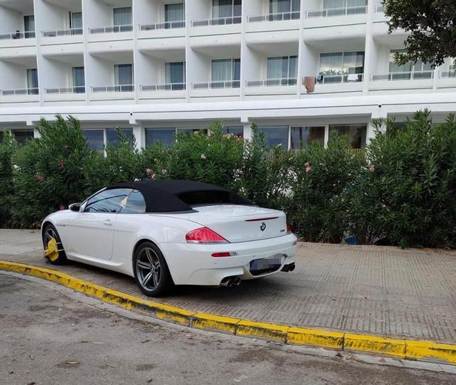 La grúa retira coches aparcados en al acera en Platja d'en Bossa