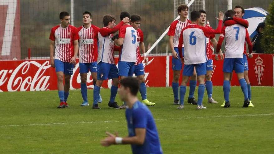 Los jugadores del Sporting celebran el segundo gol de su equipo, ayer, en Mareo, ante el Real Oviedo.