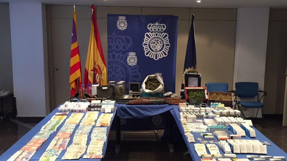 Fármacos, drogas y dinero incautados a los sospechosos por la Policía.