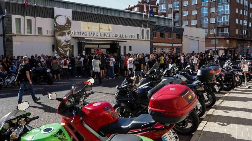 Homenaje a Ángel Nieto frente al pabellón que lleva su nombre.