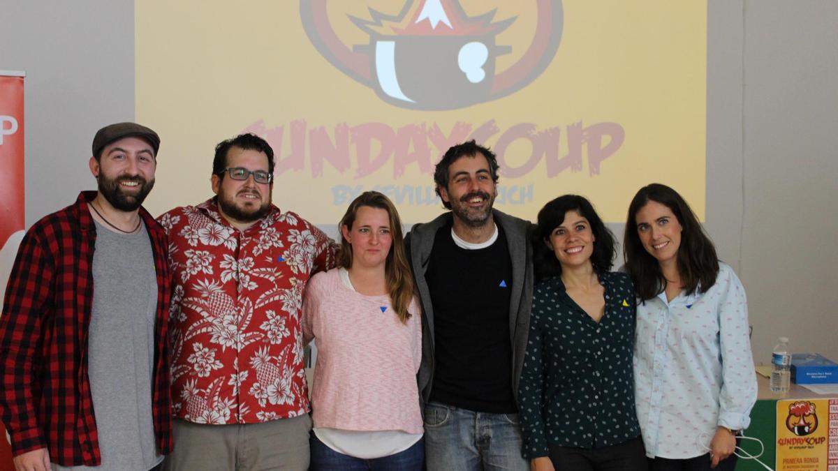 Los ganadores del primer Sunday Soup, Myplayz, con el responsable de SevillaUP, Jaime Aranda, ayer. / M. G.