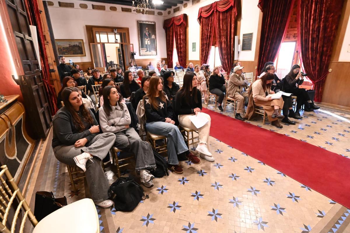 El público asistente al pleno de este lunes, entre los que estaba alumnado del IES Carrús.