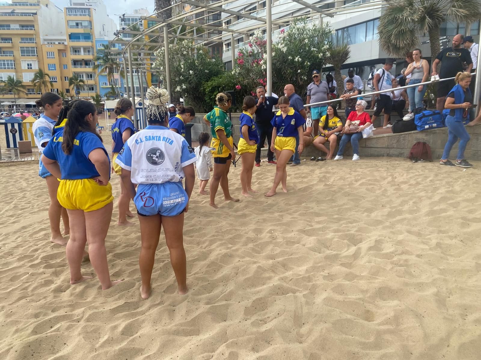 Exhibición de luchadoras de las selecciones de Gran Canaria dentro de la Semana de Canarias del Real Club Victoria