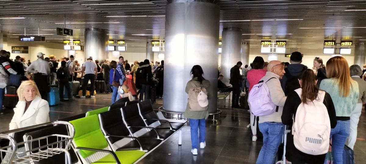 Imagen de las colas en la zona de facturación del Aeropuerto de Gran Canaria este sábado.