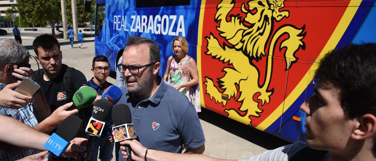 El Real Zaragoza presenta la camiseta 'blanquilla' de la próxima temporada