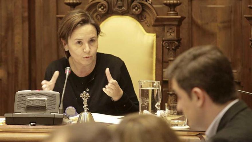 Carmen Moriyón, ayer, dirigiéndose a José María Pérez en el debate sobre presupuestos.