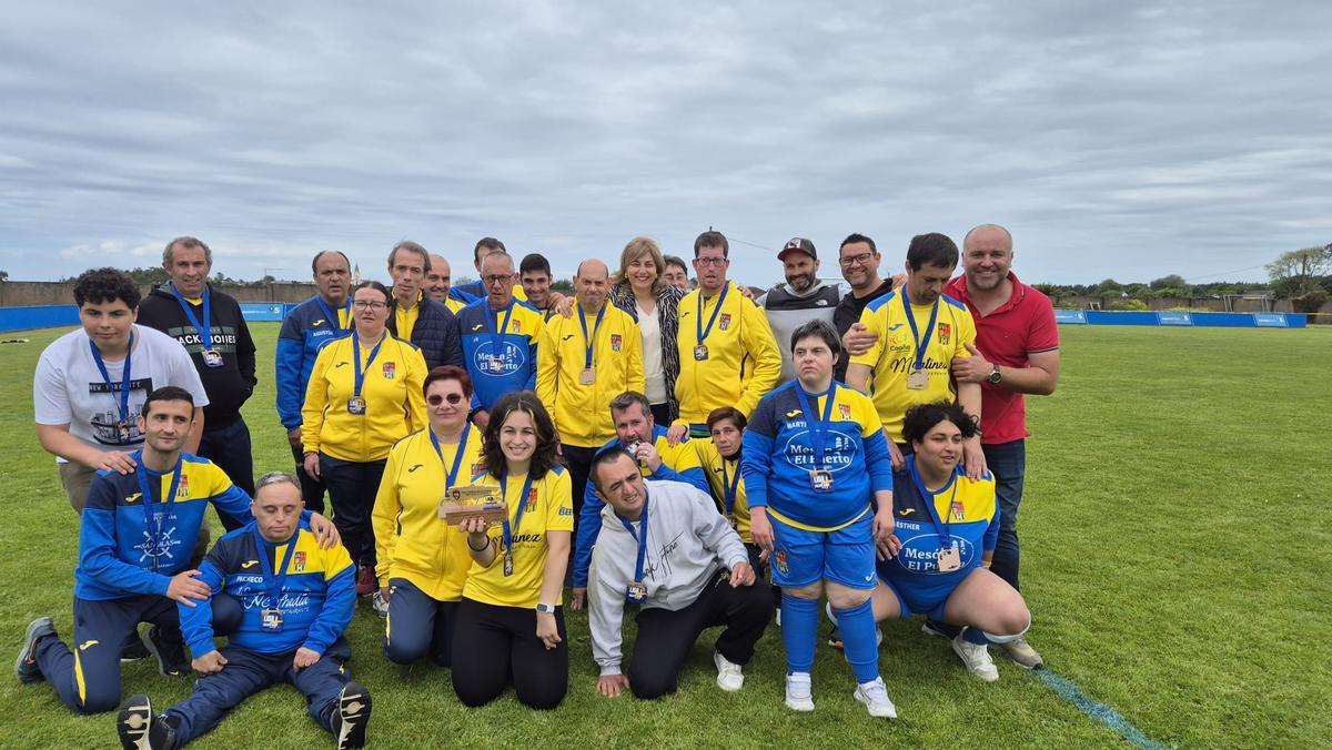 Foto del equipo UD Castros con la alcaldesa de Coaña, Rosana González.