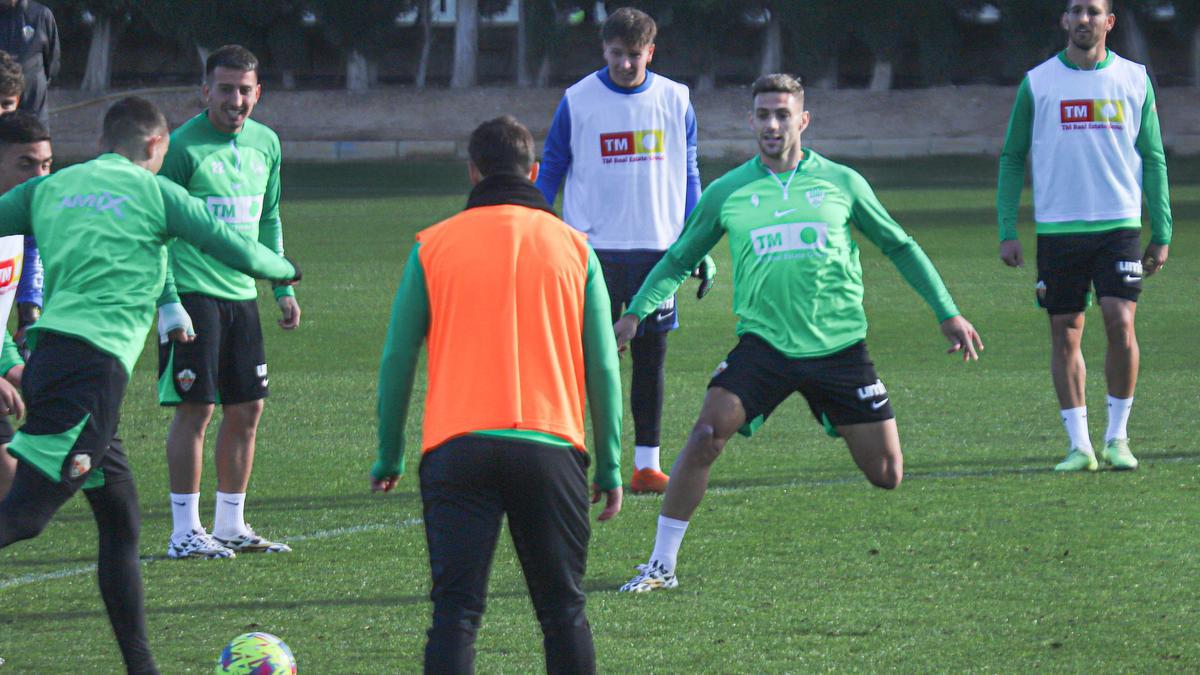 Los jugadores del Elche, durante un entrenamiento, con Lucas Boyé en el centro