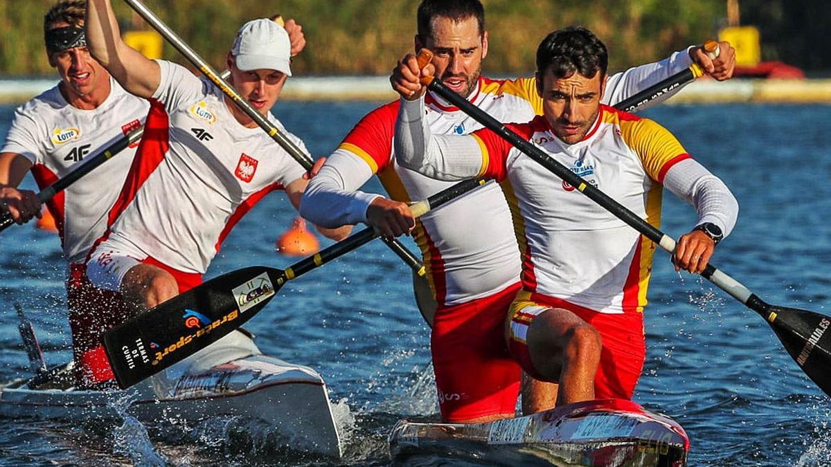 Campos y Romero en plena lucha con la pareja polaca por el título de campeones del mundo. // ICF