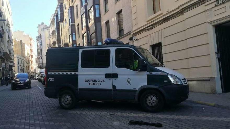 La Guardia Civil a su llegada a los juzgados con presos de Topas.