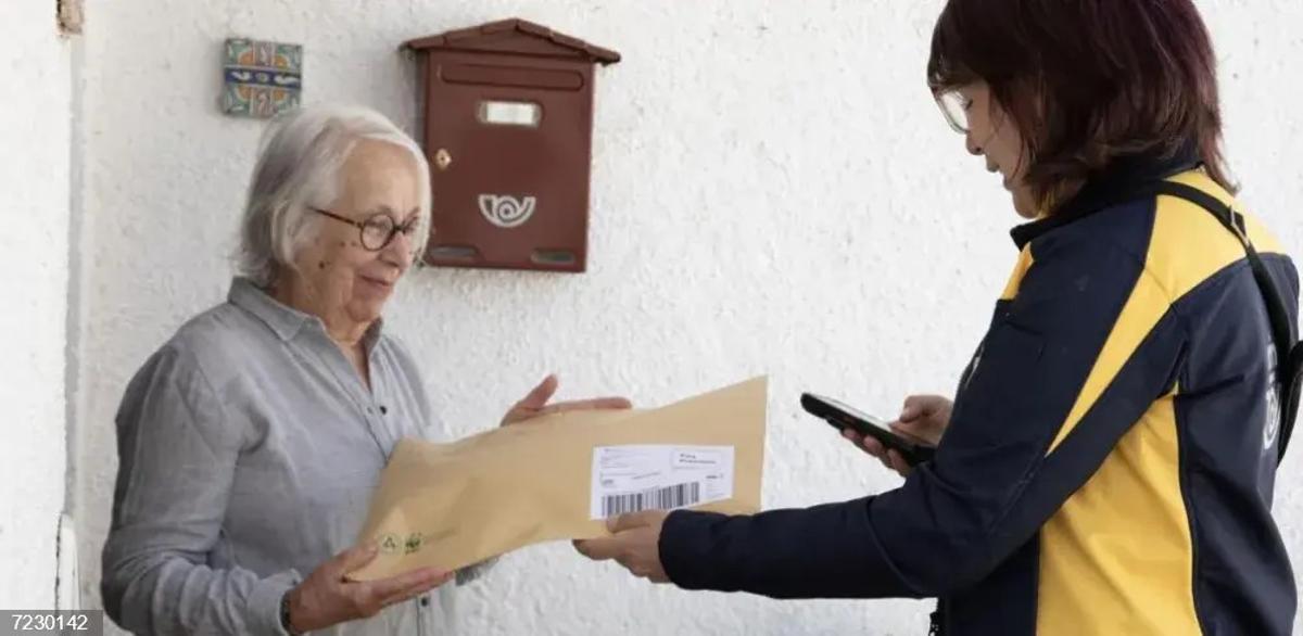 Entrega a domillicio del Servicio Especial de Paquetería de Correos.
