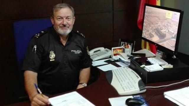 Sebastián García ayer en su puesto de trabajo en Torrevieja.