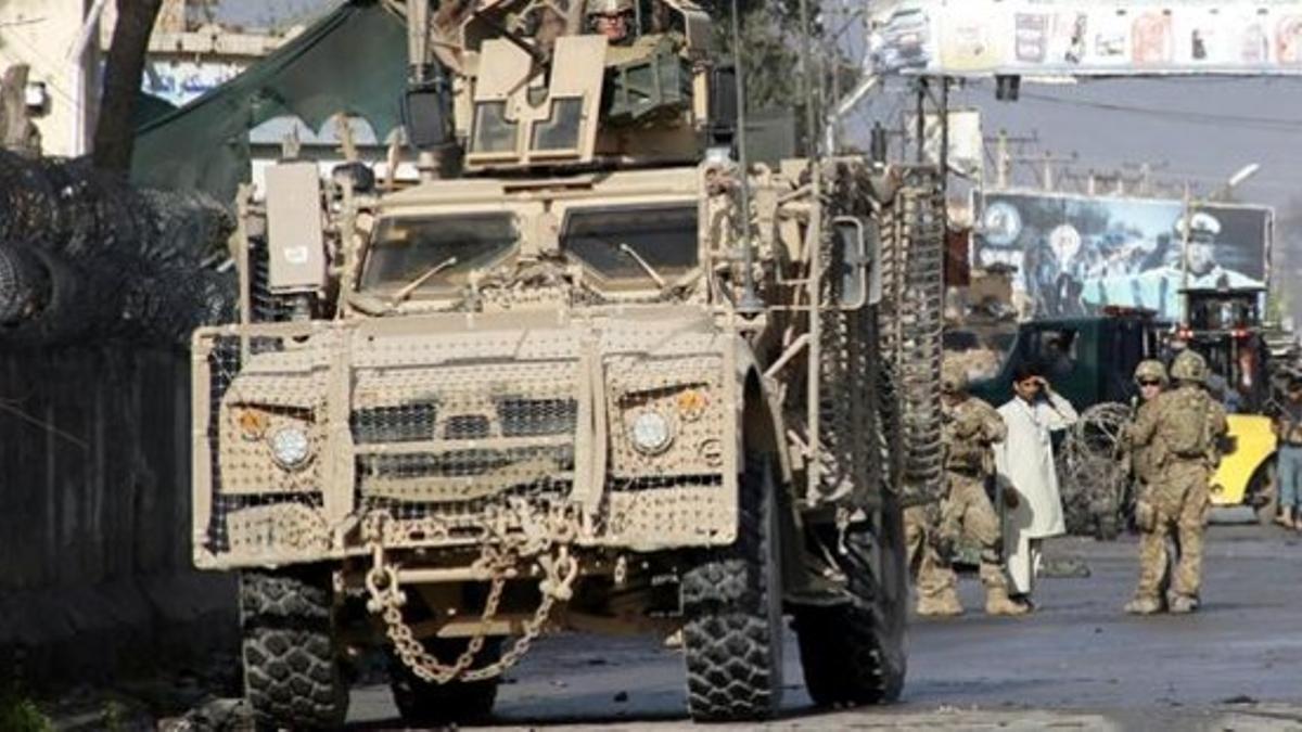 Soldados de EEUU y oficiales afganos aseguran los alrededores de la zona del atentado, este martes.