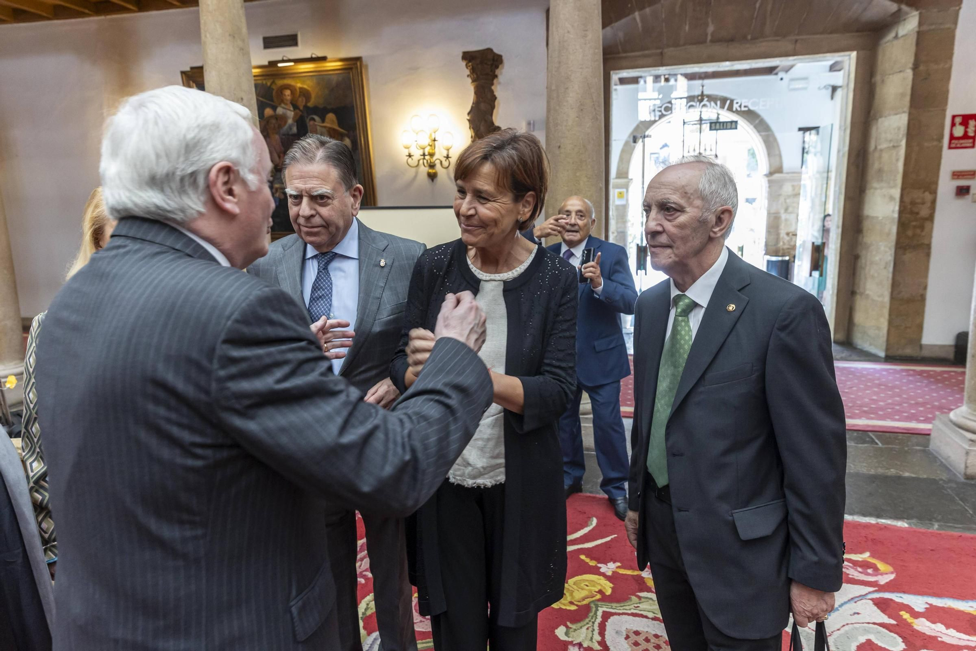 La Asociación Día de Galicia en Asturias entrega su medalla de oro a Adrián Barbón y Carmen Moriyón