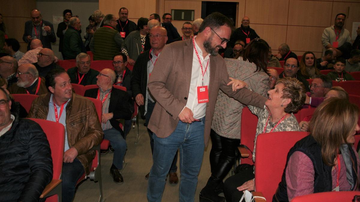 Diego José Mateos saludaba a los afiliados a su entrada al salón de actos del Ramón Arcas, donde se celebraba la asamblea para presentar a los integrantes de su candidatura a las elecciones municipales, en la noche de este jueves.