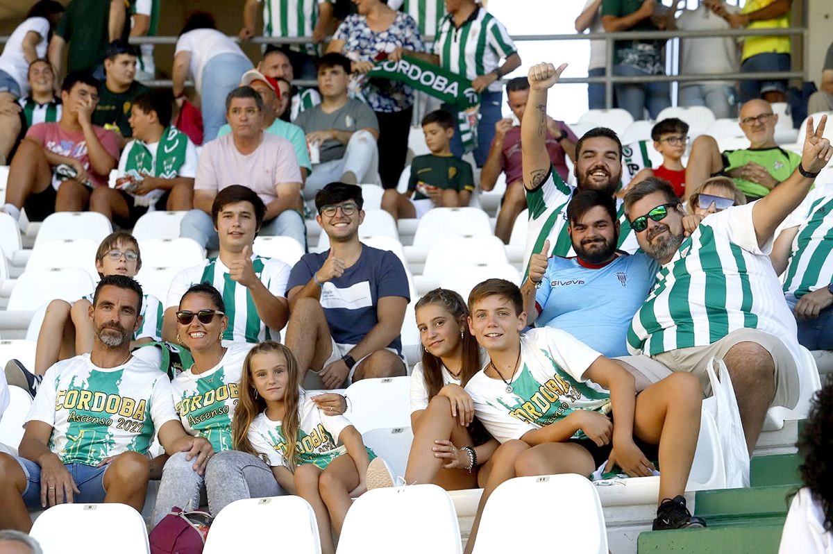 Las imágenes de la afición del Córdoba CF - Fuenlabrada