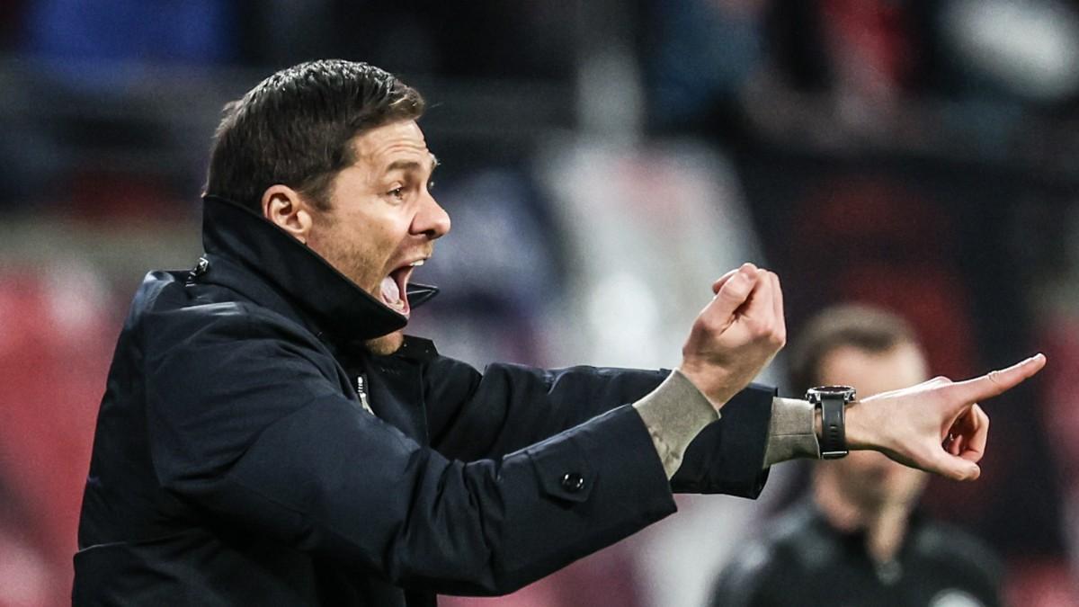 Xabi Alonso dando instrucciones a los futbolistas del Leverkusen