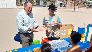 Alicante lleva el reciclaje a la arena con talleres familiares en sus playas
