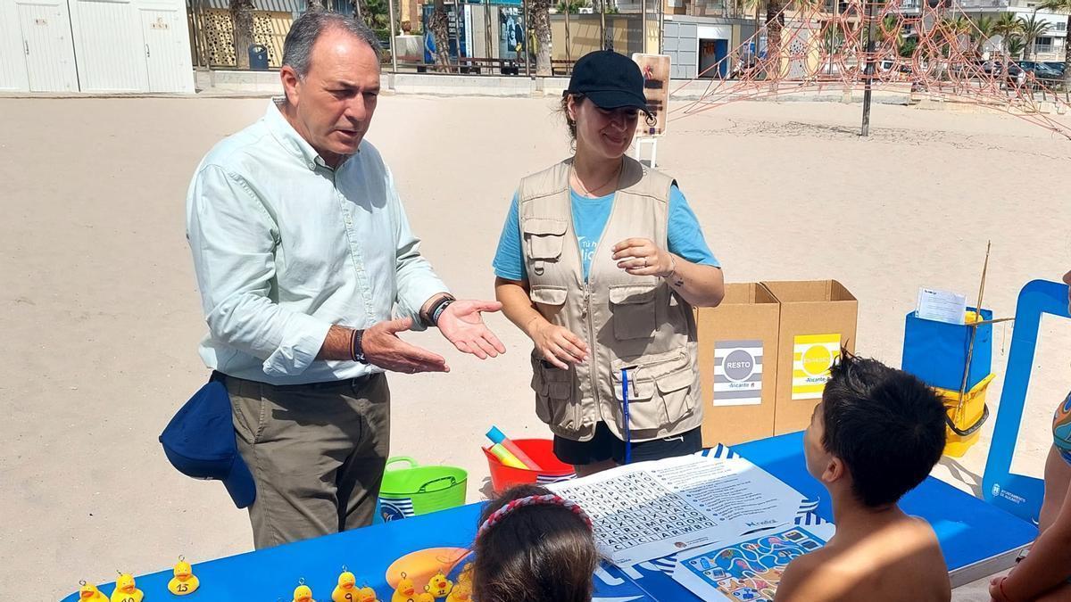 Alicante lleva el reciclaje a la arena con talleres familiares en sus playas