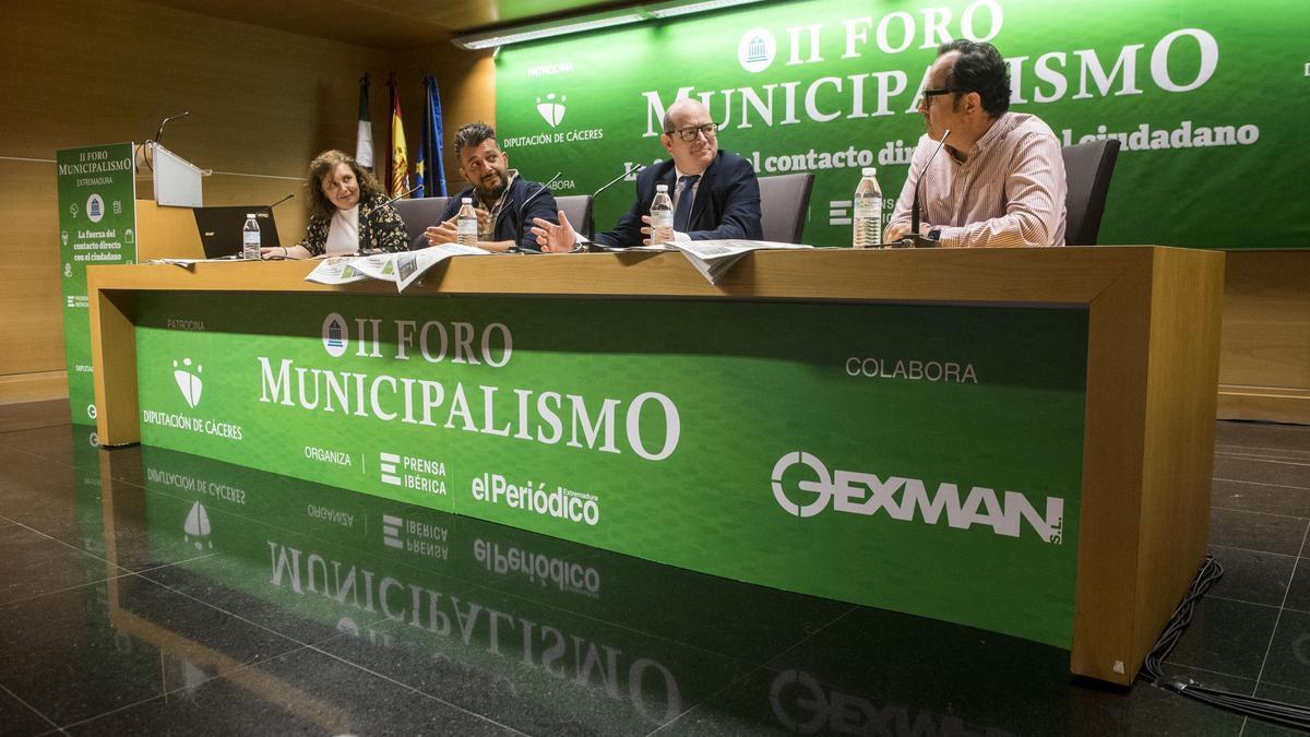López del Estal, el alcalde de Madrigalejo, Sergio Rey, el gerente de Exman, Fermín Serrano, y el secretario general de la Cámara de Comercio de Cáceres, Raúl Iglesias.
