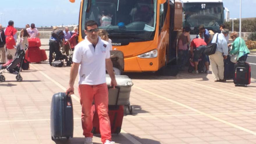 Turistas procedentes del País Vasco ayer en el aeropuerto de Lanzarote tras terminar sus vacaciones de Semana Santa. | d.r.