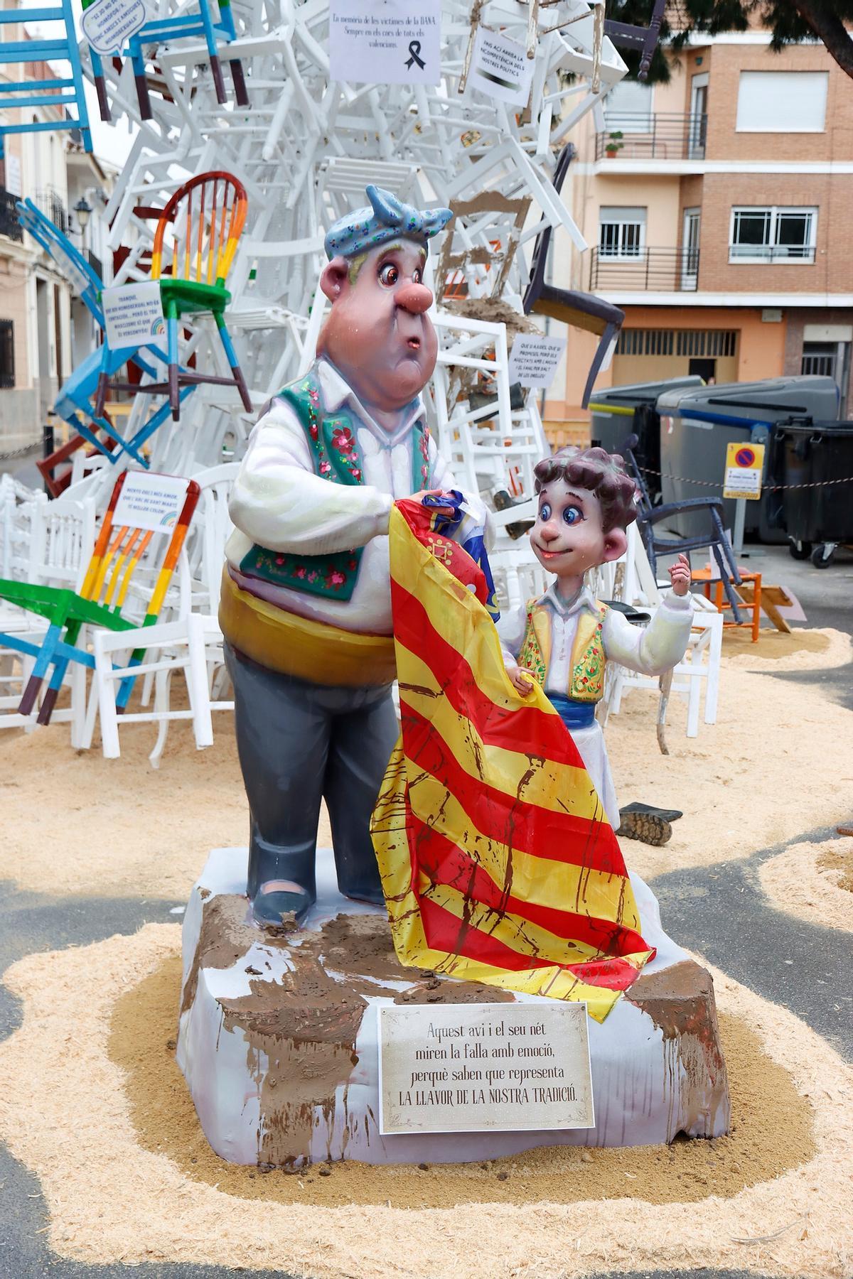 El abuelo y el nieto en la falla de Puçol.