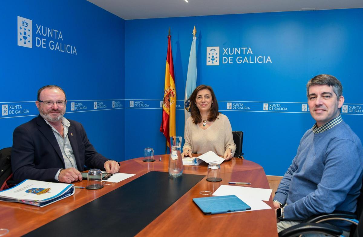 Eduardo Parga, á esquerda, na xuntanza coa conselleira Ángeles Vázquez.