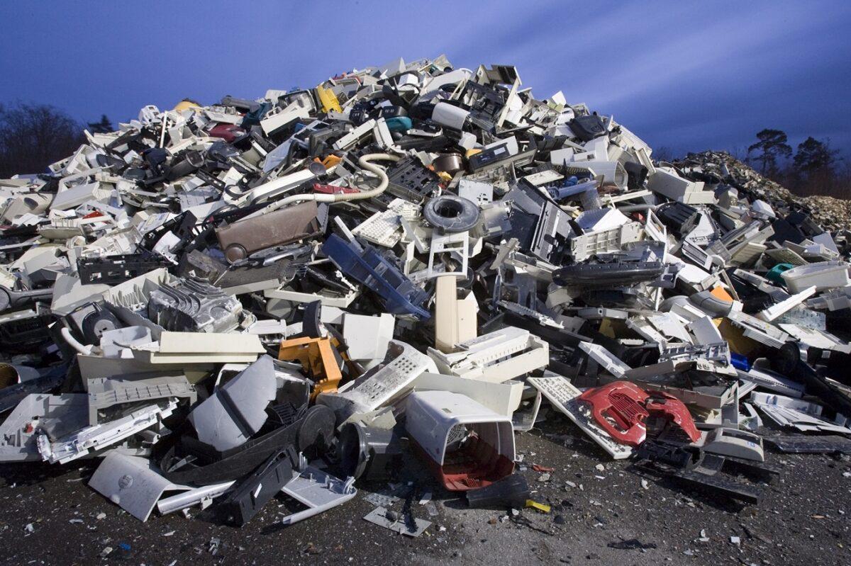 La basura electrónica crece sin parar: cada año el peso de 350 cruceros