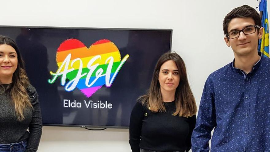 La edil Anabel García junto al presidente Julen Martínez y la directiva María Elena Tejero