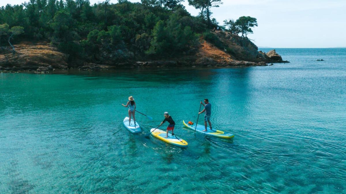 Decathlon ofrece en exclusiva en Mallorca alquilar kayacs y paddle surf a pie de playa