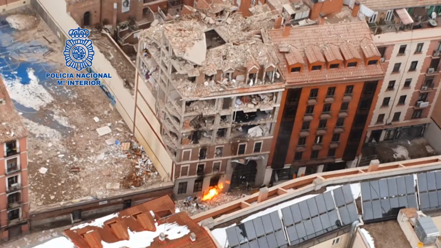 Vista aérea del edificio afectado por la explosión de gas en la calle de Toledo de Madrid.