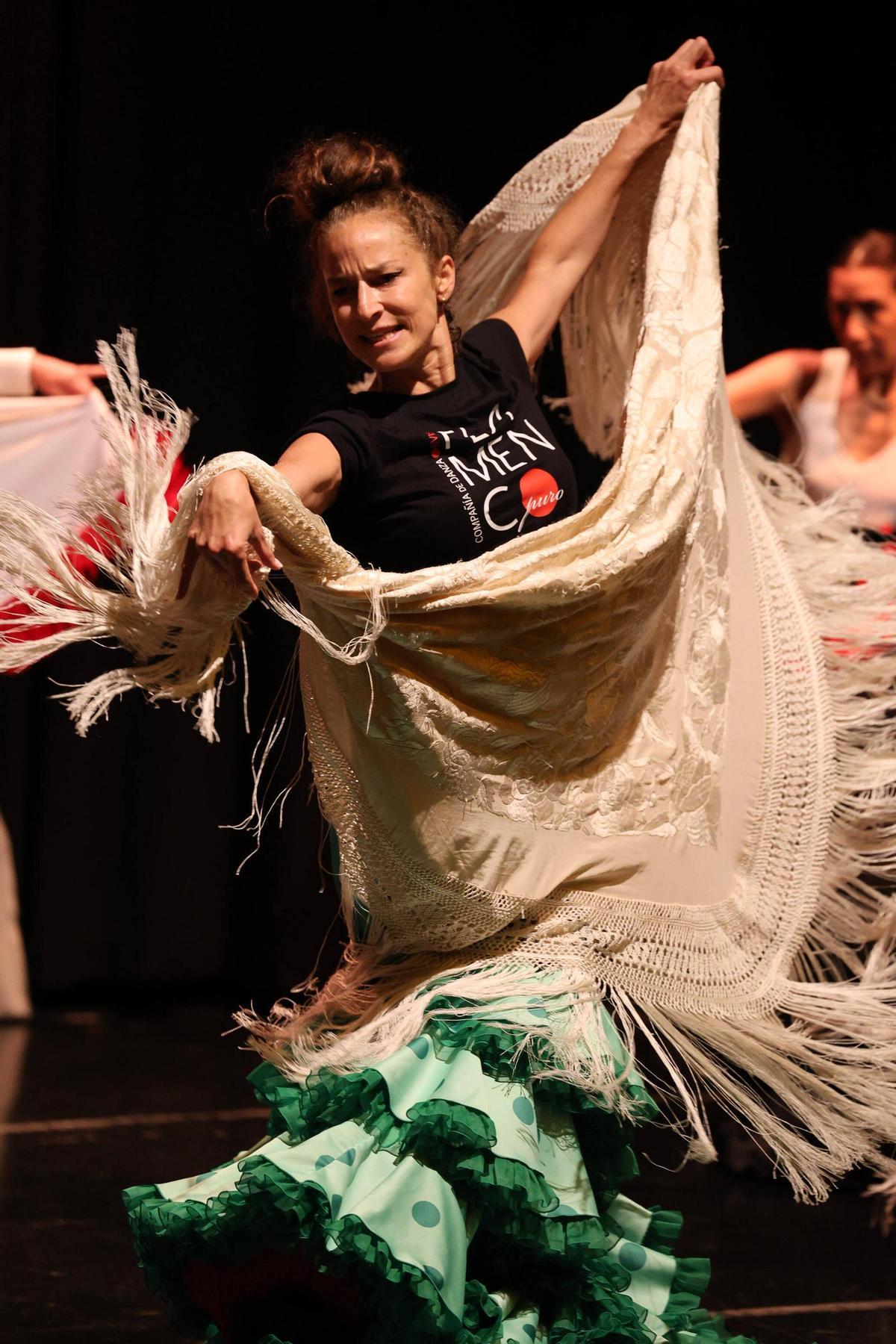 Todas las imágenes de la Masterclass de Manuela Barrios con bata de cola y mantón en Ibiza.