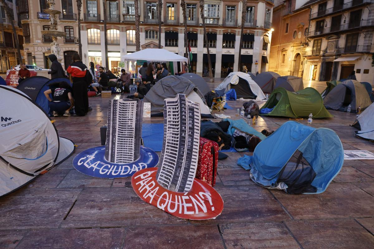 Cartulinas de las torres de Martiricos en la acampada de la plaza de la Constitución.