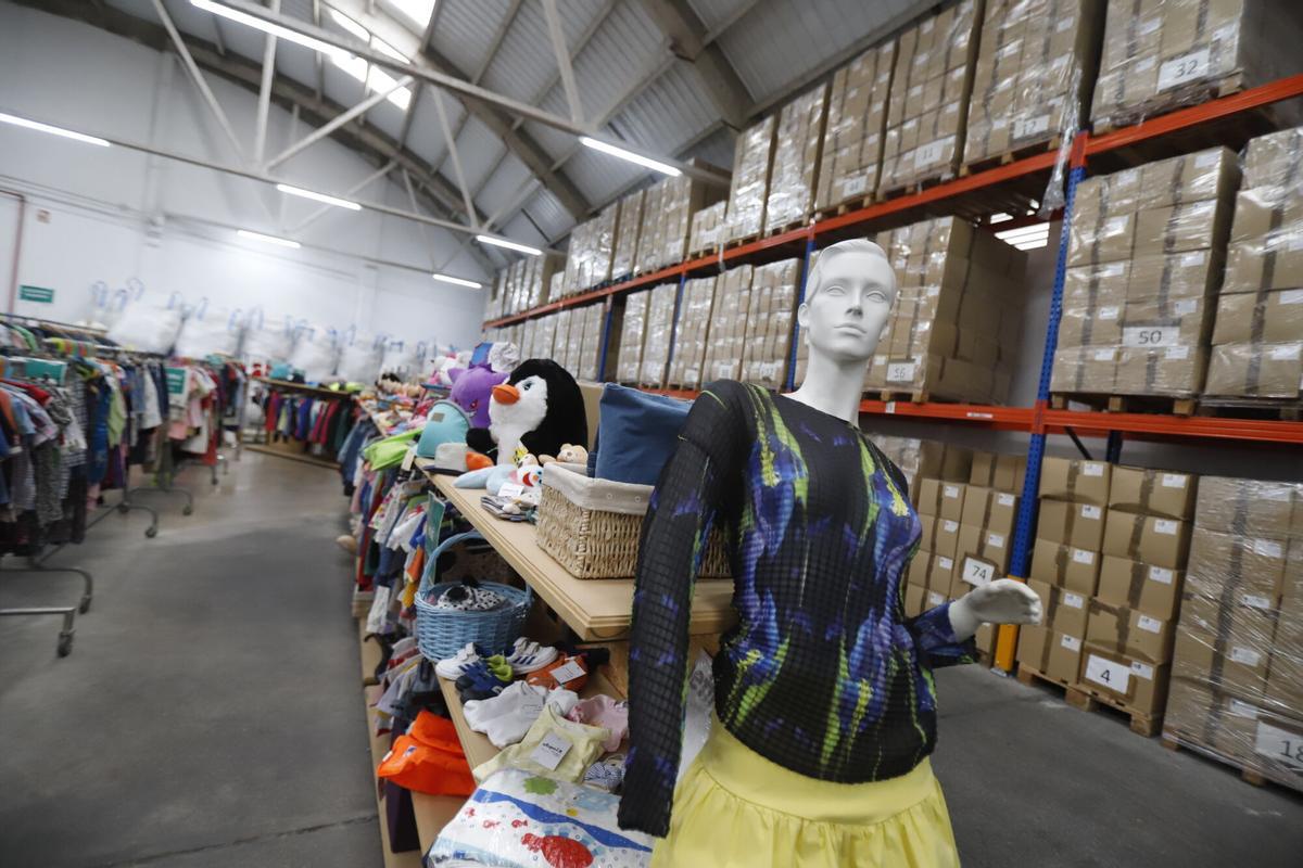 La 'tienda' de Zaragoza con más ropa de segunda mano comienza sus rebajas de verano: descuentos de hasta el 30%: “Nuestra misión es intentar salvar el planeta”