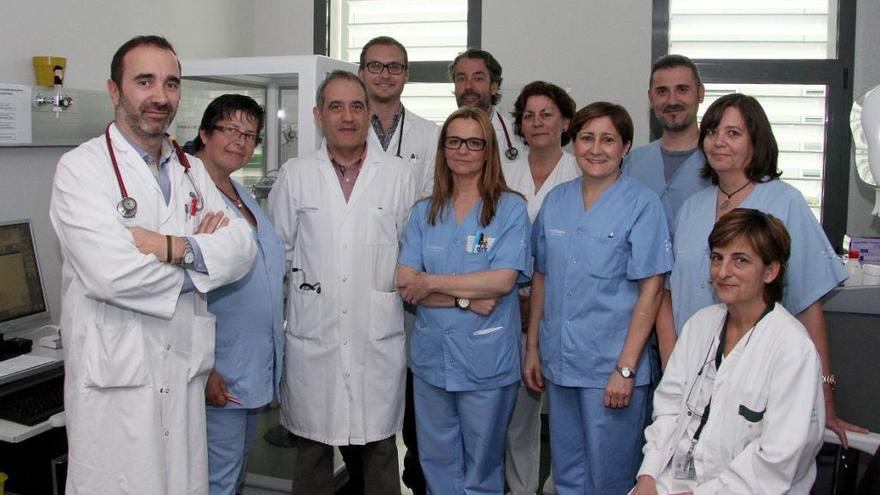 El doctor Borja GarcÃ­a-CosÃ­o, primero por la izquierda, con miembros de su equipo