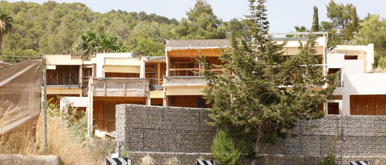 Las obras de las viviendas de madera de Cas Germà, en una imagen tomada ayer desde la carretera. | J. A. RIERA