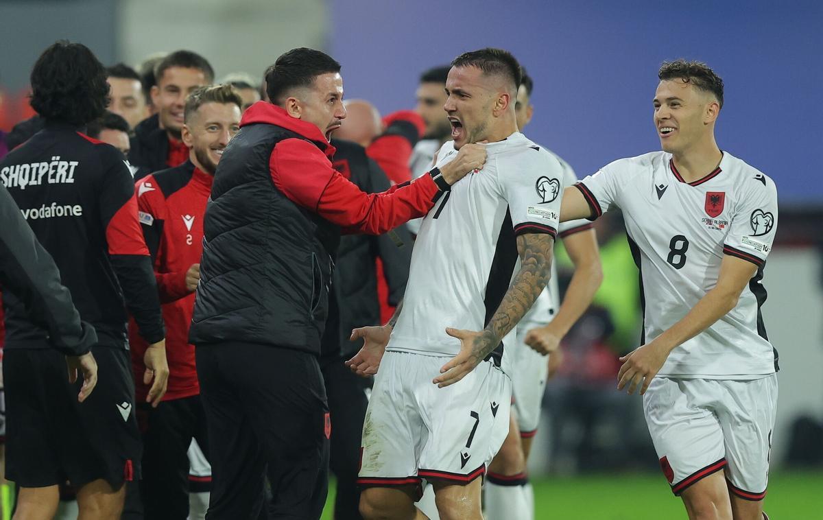 Leskovac (Serbia), 11/10/2025.- Albania's Rey Manaj (C) celebrates with his teammates after scoring the 1-0 goal against Serbiaduring the 2026 FIFA World Cup European Qualifiers Group K soccer match between Serbia and Albania in Leskovac, Serbia, 11 October 2025. (Mundial de Fútbol) EFE/EPA/ANDREJ CUKIC