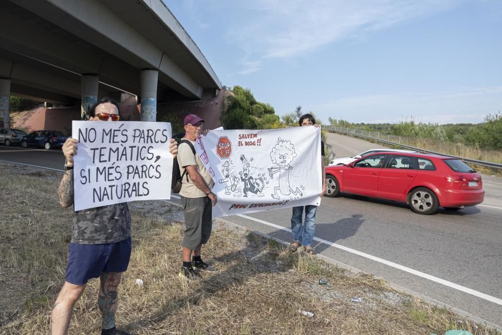 Protesta de la plataforma Aturem la C-32 a peu de carretera