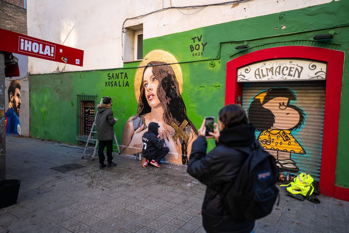 El artista urbano TV Boy realiza un mural dedicado a Rosalía, en un muro de la plaza Joanic, en el barrio de Gràcia.