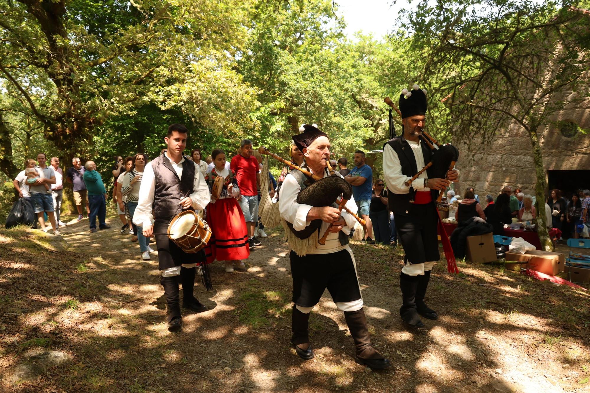 Así se vive la tradicional romería de San Cibrán en Catoira.