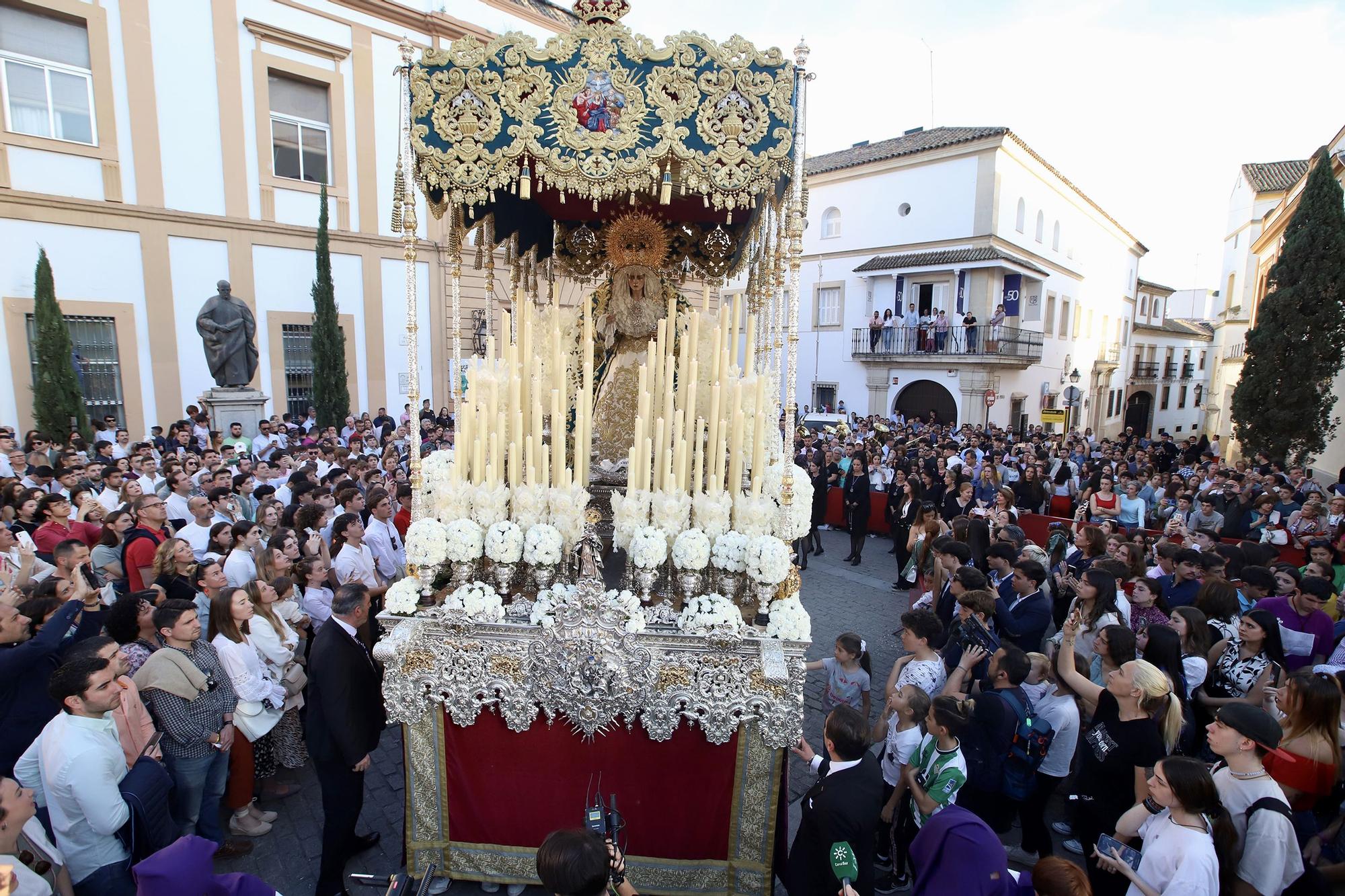 La procesión de la Hermanda de la Santa Faz en imágenes