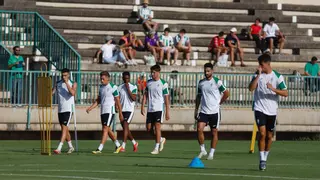El Córdoba CF y una semana de ebullición: presentaciones, salidas y fichajes
