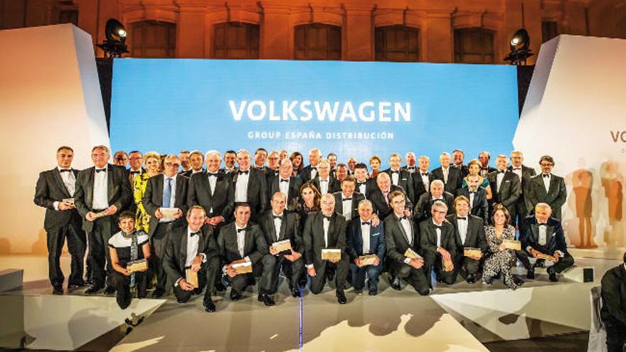 Directivos de Volkswagen y concesionarios. VOLKSWAGEN