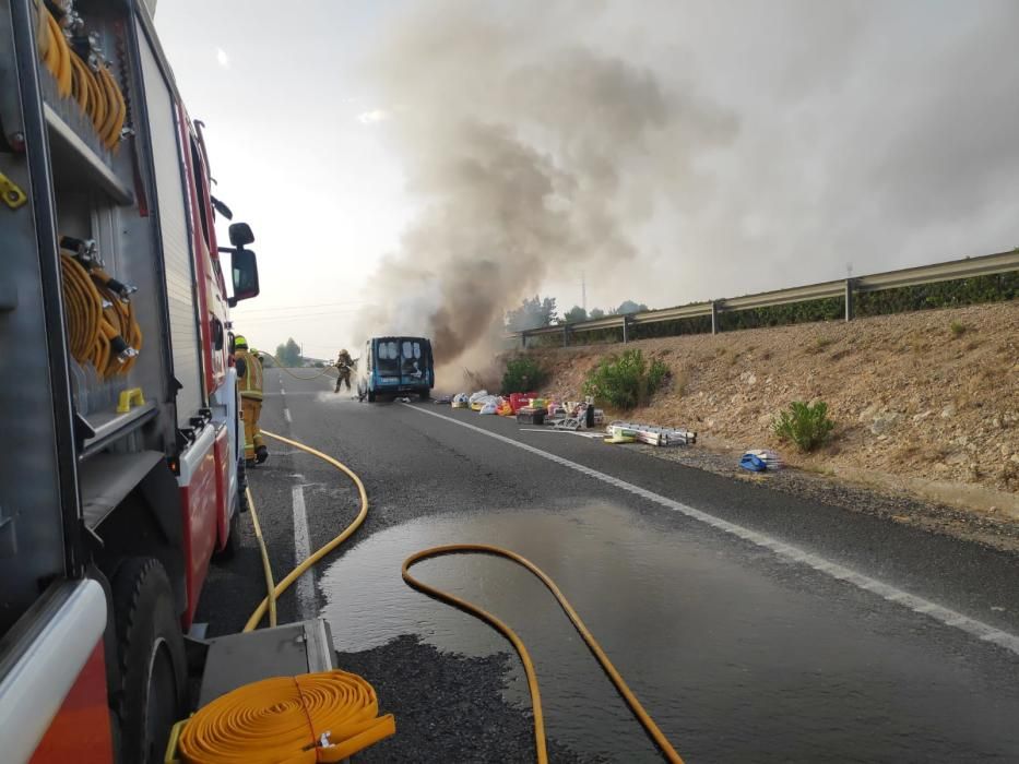 El incendio de una furgoneta corta el acceso a la salida norte de Torrevieja a la autovía. Los bomberos de Torrevieja han retirado la carga del vehículo que podía ser peligrosa, con una bombona de oxí