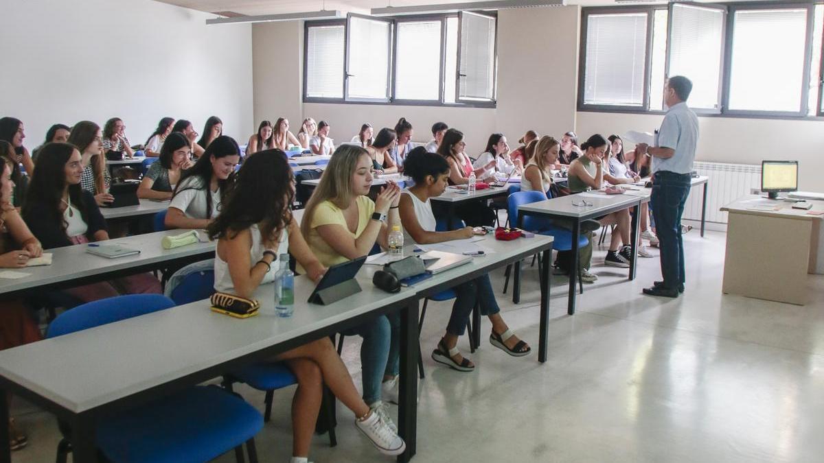 Un profesor da clase en una facultad de la universidad, este curso.