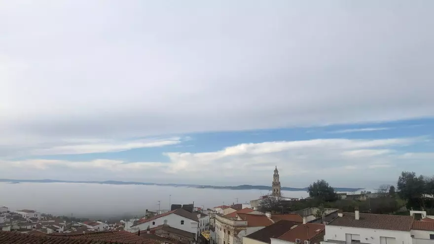 Jerez de los Caballeros amanece en un manto de niebla