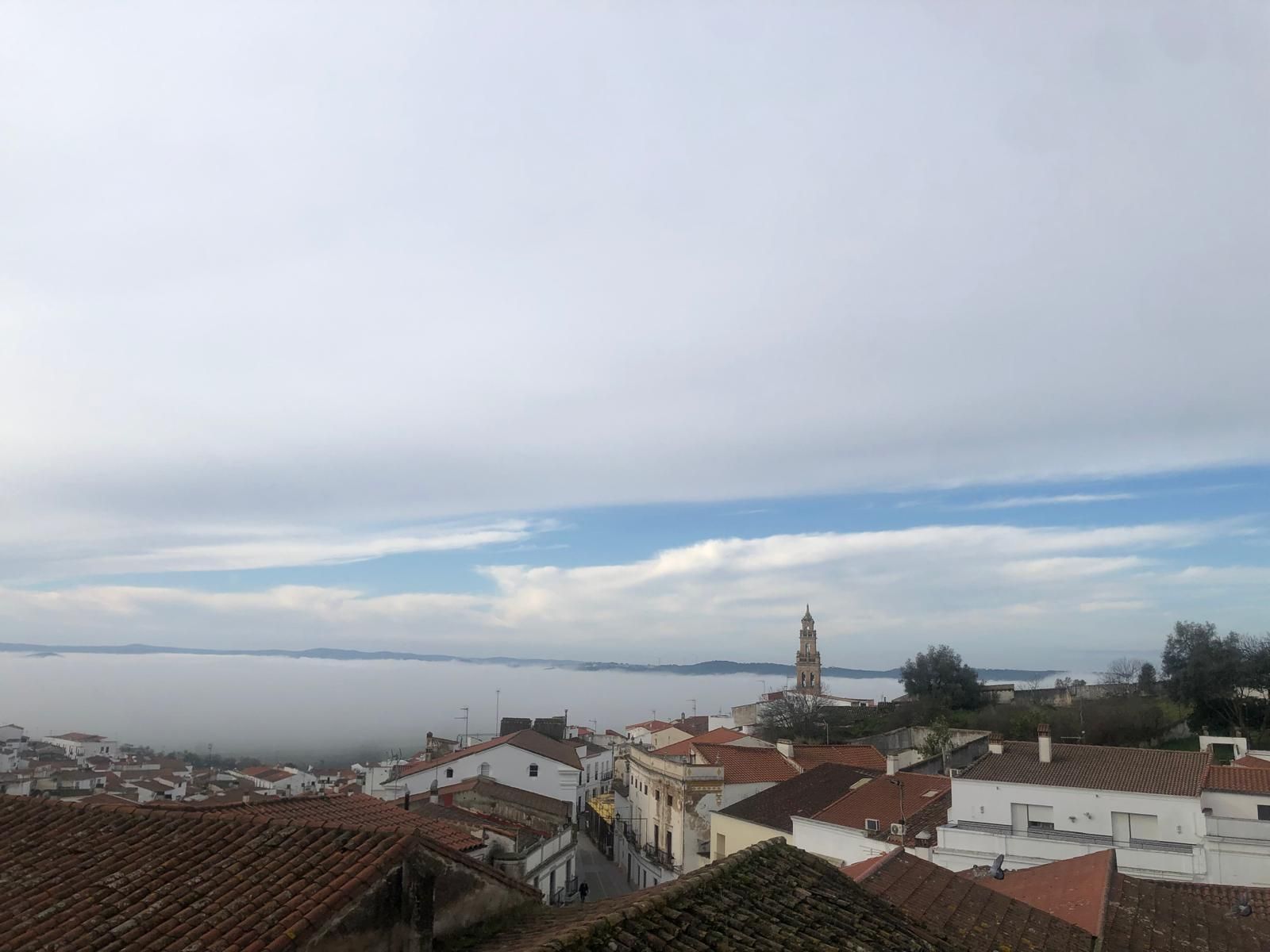Jerez de los Caballeros amanece en un manto de niebla