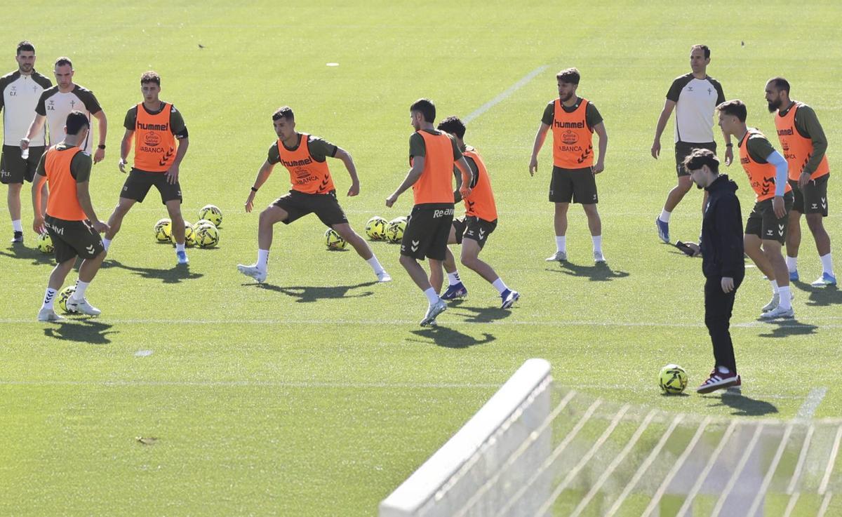 Jugadores del Celta, durante un ejercicio en la mañana de ayer en Afouteza. | ALBA VILLAR